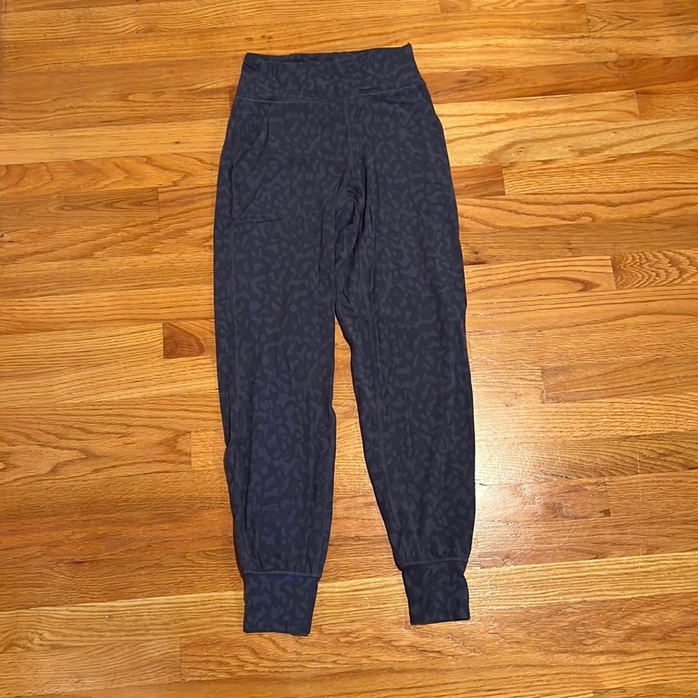 Lululemon joggers size 4